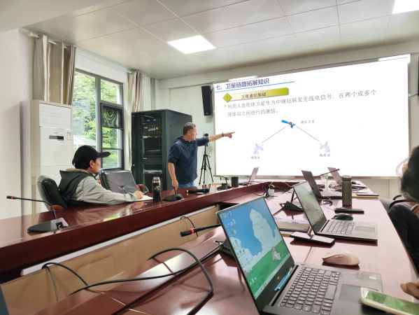 张光顺作报告